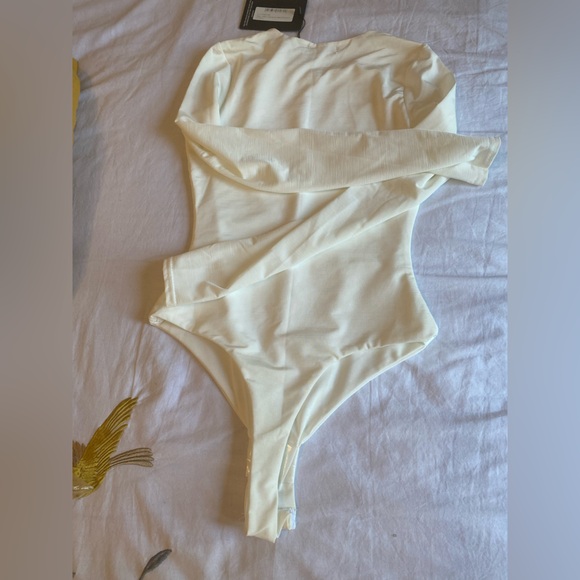 PrettyLittleThing Cream Long Sleeve Bodysuit NWT - Picture 6 of 6